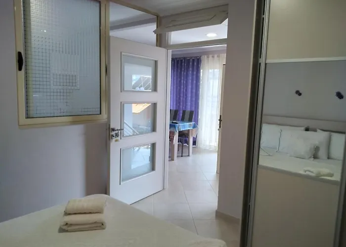 Eleana's 3*